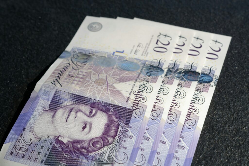 Pounds for studying in United Kingdom